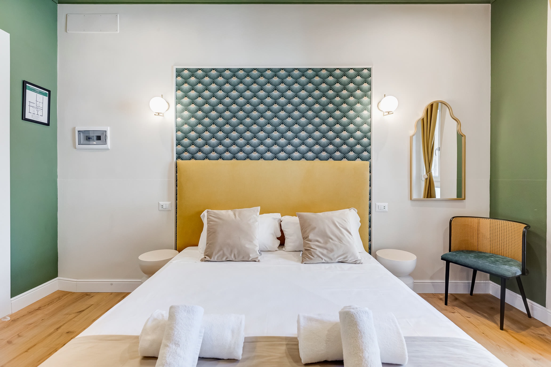 Una suite di Harmony Suites 24, con la testiera dorata