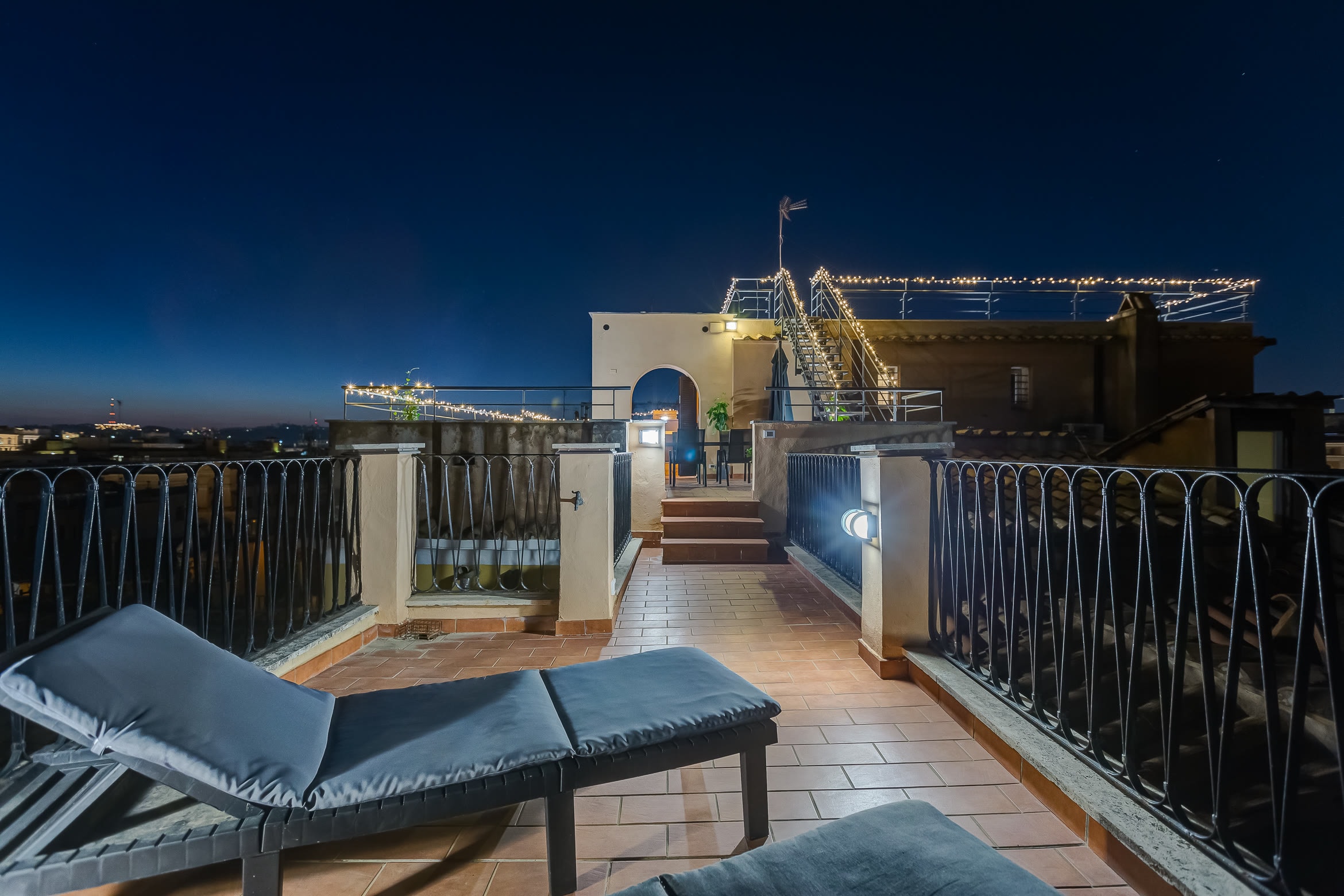 La terrazza di Vivilo Roma Trevi al tramonto, sopra i tetti di Roma