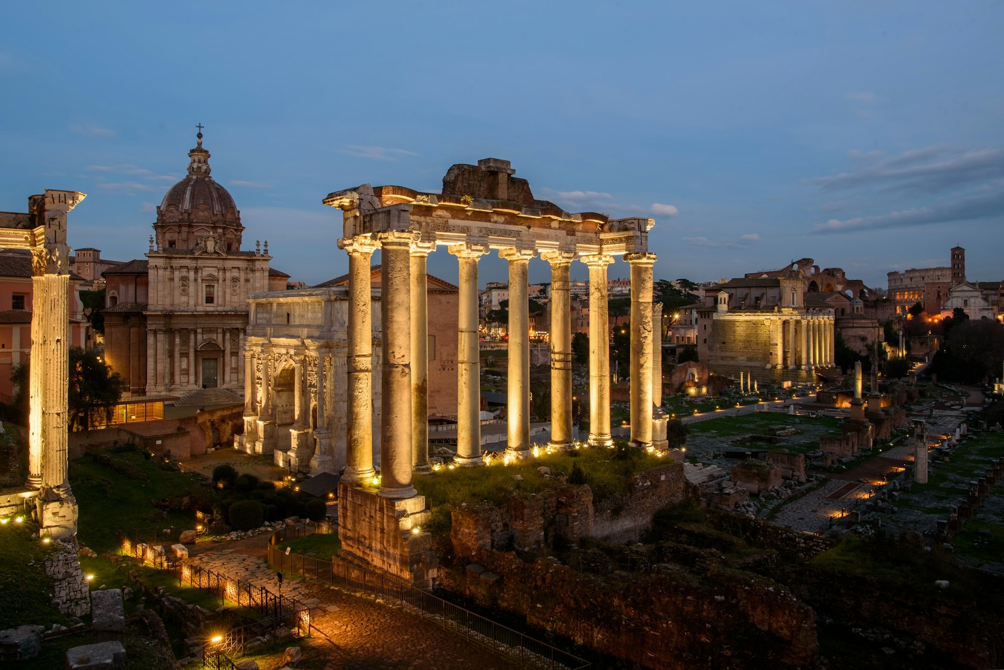 Il Foro Romano illuminato al crepuscolo